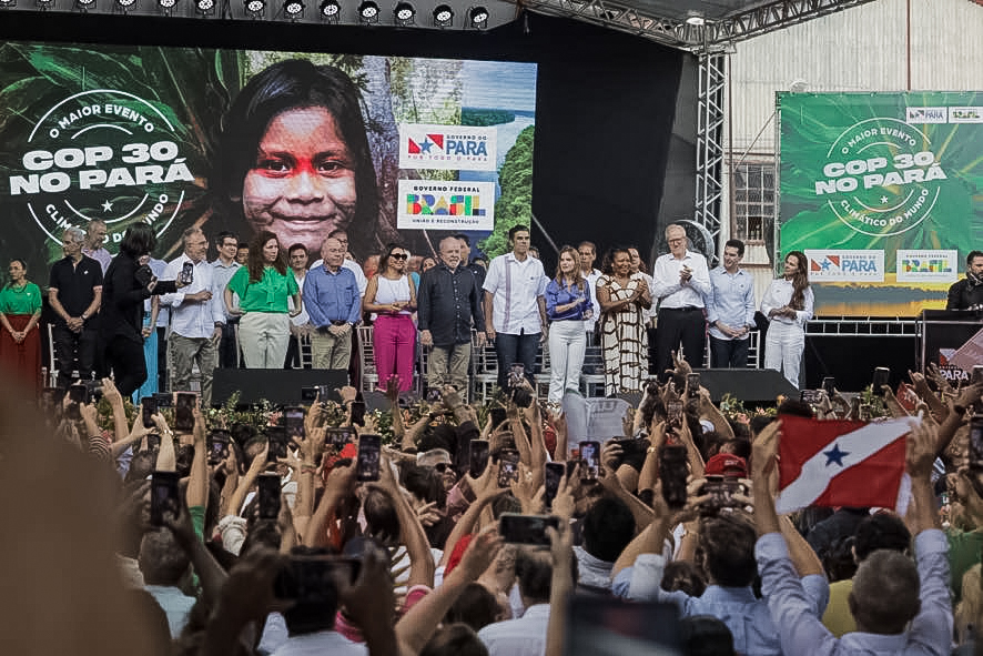 COP30 no Brasil: o presidente Lula, o governador Helder Barbalho e outras autoridades no anúncio oficial de Belém como sede do evento ambiental da ONU
