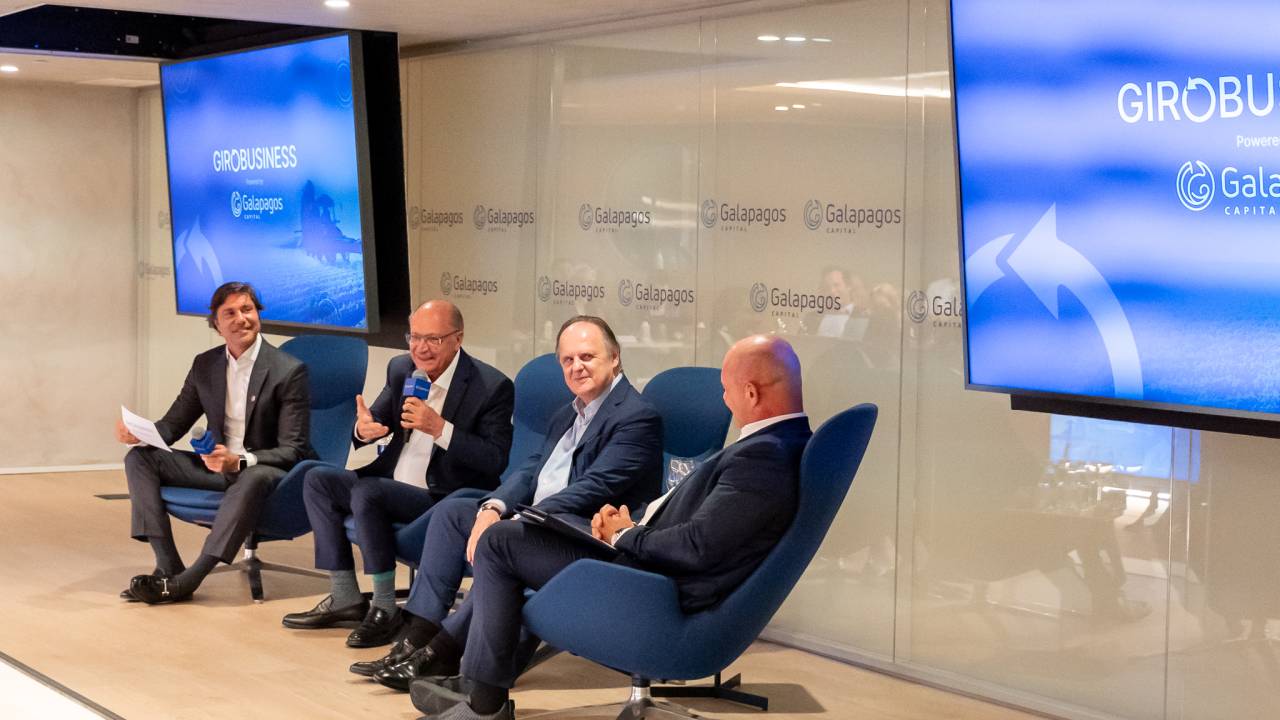 Geraldo Alckmin durante evento com empresários