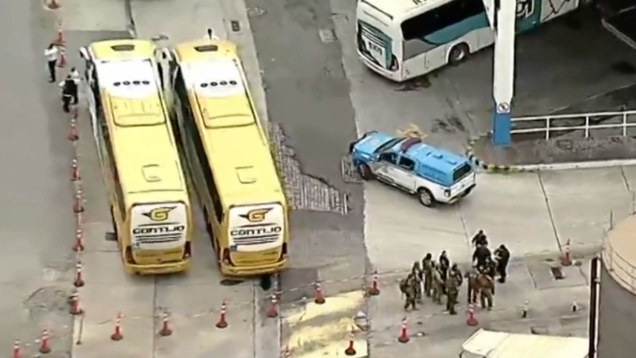 Homem armado invade ônibus na rodoviária do Rio e faz reféns