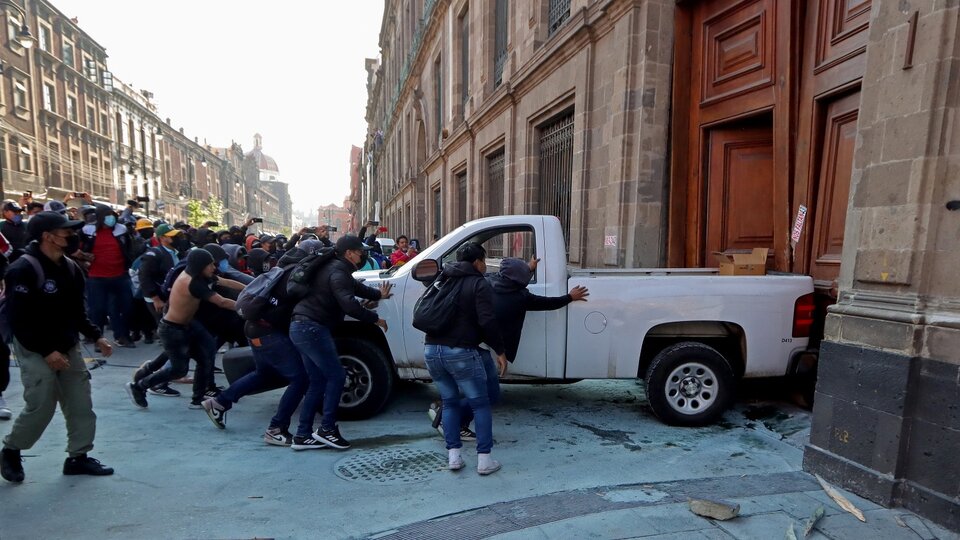 Manifestantes usam caminhonete para destruir porta do Palácio Nacional mexicano, na capital do país, Cidade do México. -