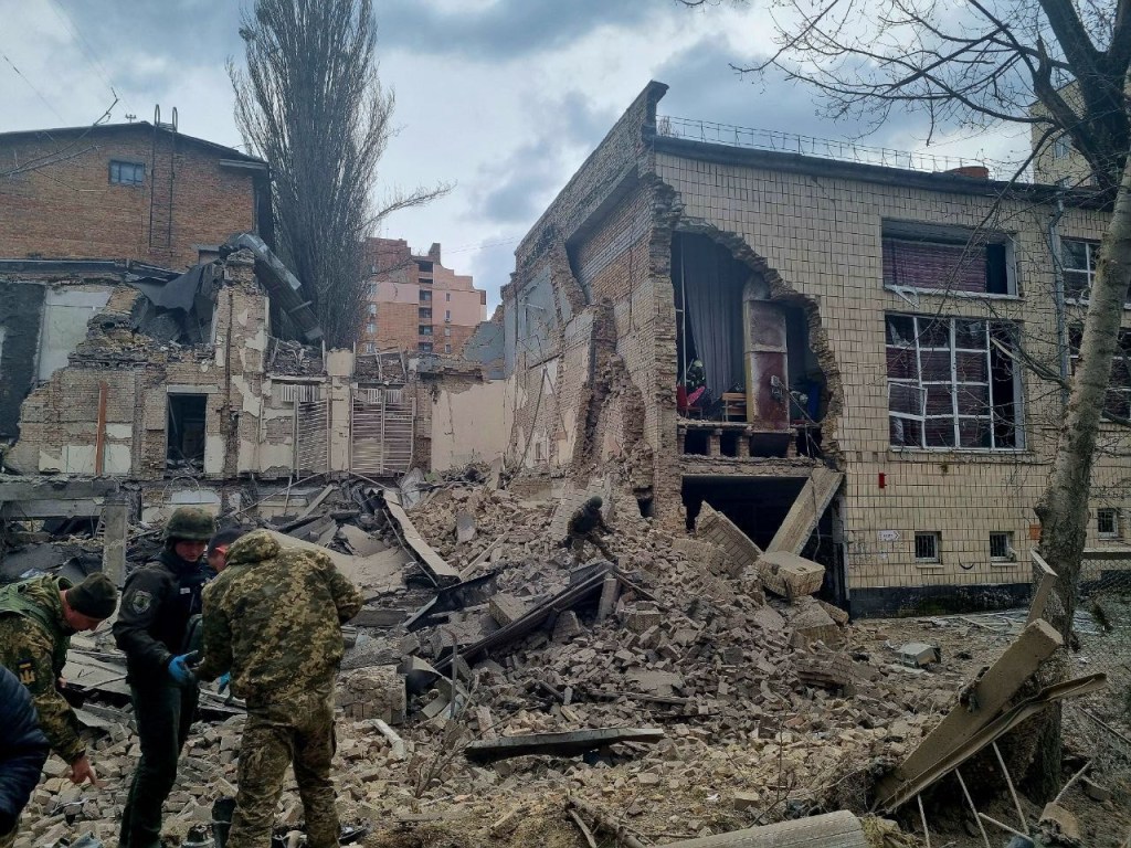 Edifício de vários andares foi danificado no distrito central de Pechersk, em Kiev, após ataque russo com mísseis hipersônicos. 25/03/2024 -