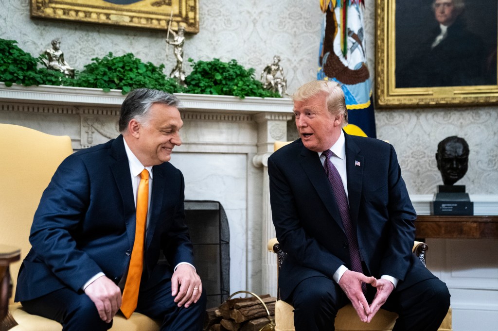 O então presidente dos Estados Unidos, Donald Trump (à dir.), e o primeiro-ministro da Hungria, Viktor Orbán. 13/05/2019