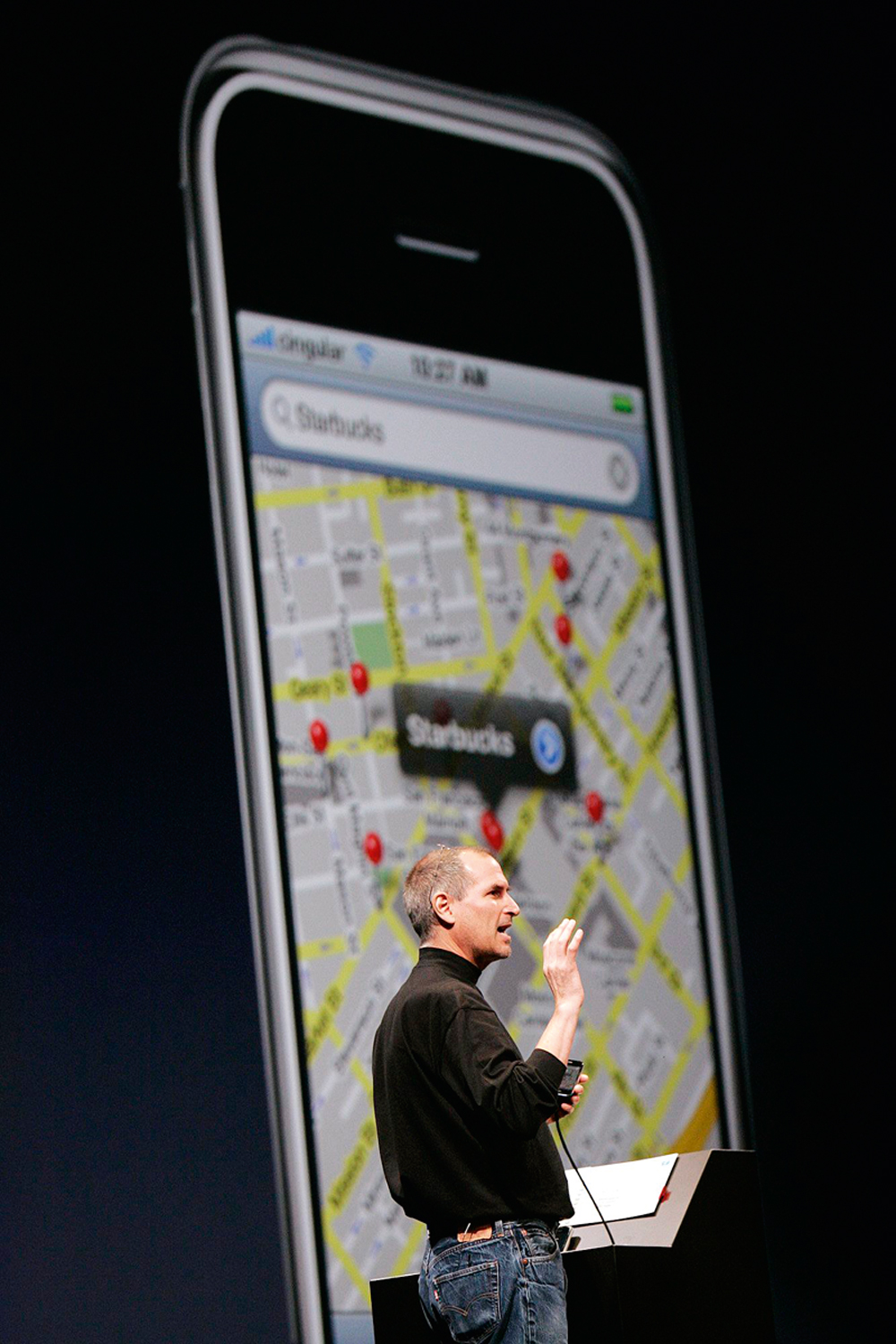 PIONEIRO - Steve Jobs com o iPhone: o primeiro celular com tela sensível