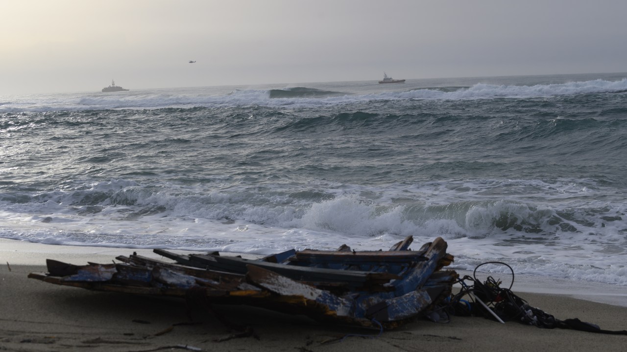 Destroços de um navio de imigrantes irregulares na costa de Crotone, na Itália. 27/02/2023