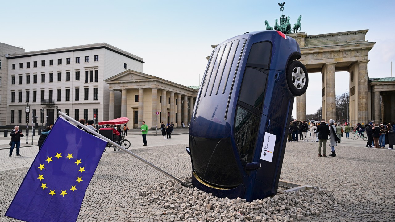 PROTESTO - Instalação do Greenpeace em Berlim, na Alemanha: ativistas estão esvaziando os pneus de SUVs na Europa
