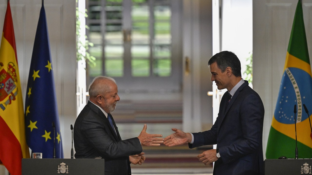 O presidente Luiz Inácio Lula da Silva (à esq.) e o primeiro-ministro da Espanha, Pedro Sánchez (à dir.). 26/04/2023