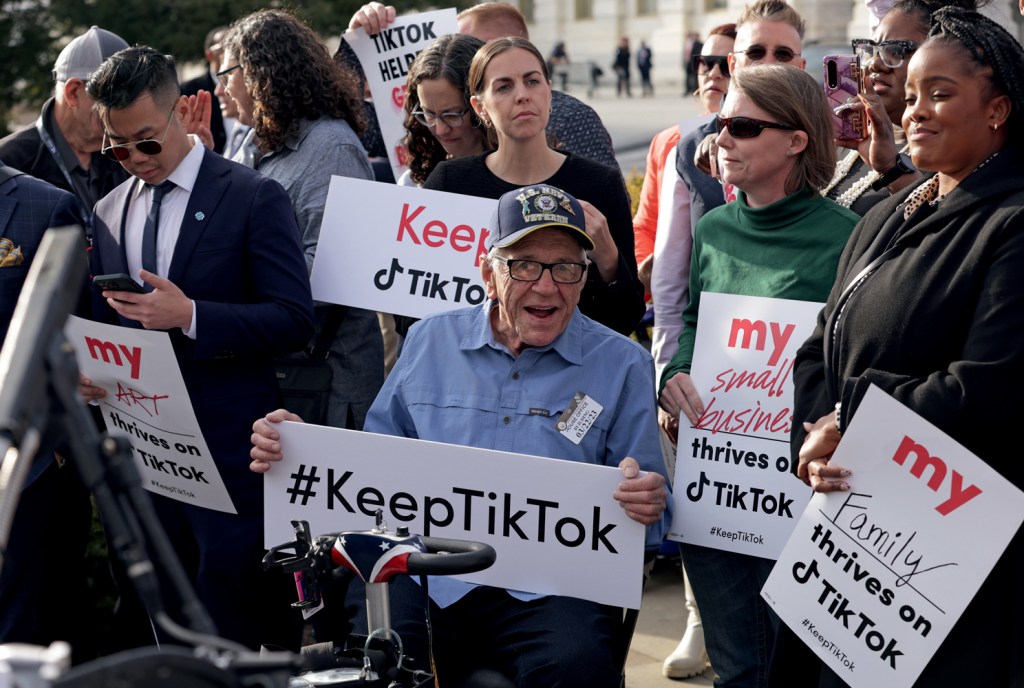 AÇÃO RADICAL - Fãs do TikTok: protesto contra o banimento da rede nos EUA