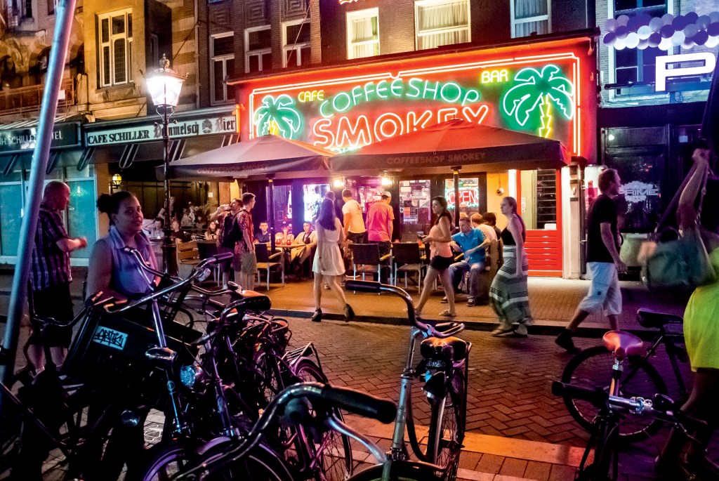 PARADOXO - Coffee shop em Amsterdã: consumo e venda são liberados, mas plantio é proibido