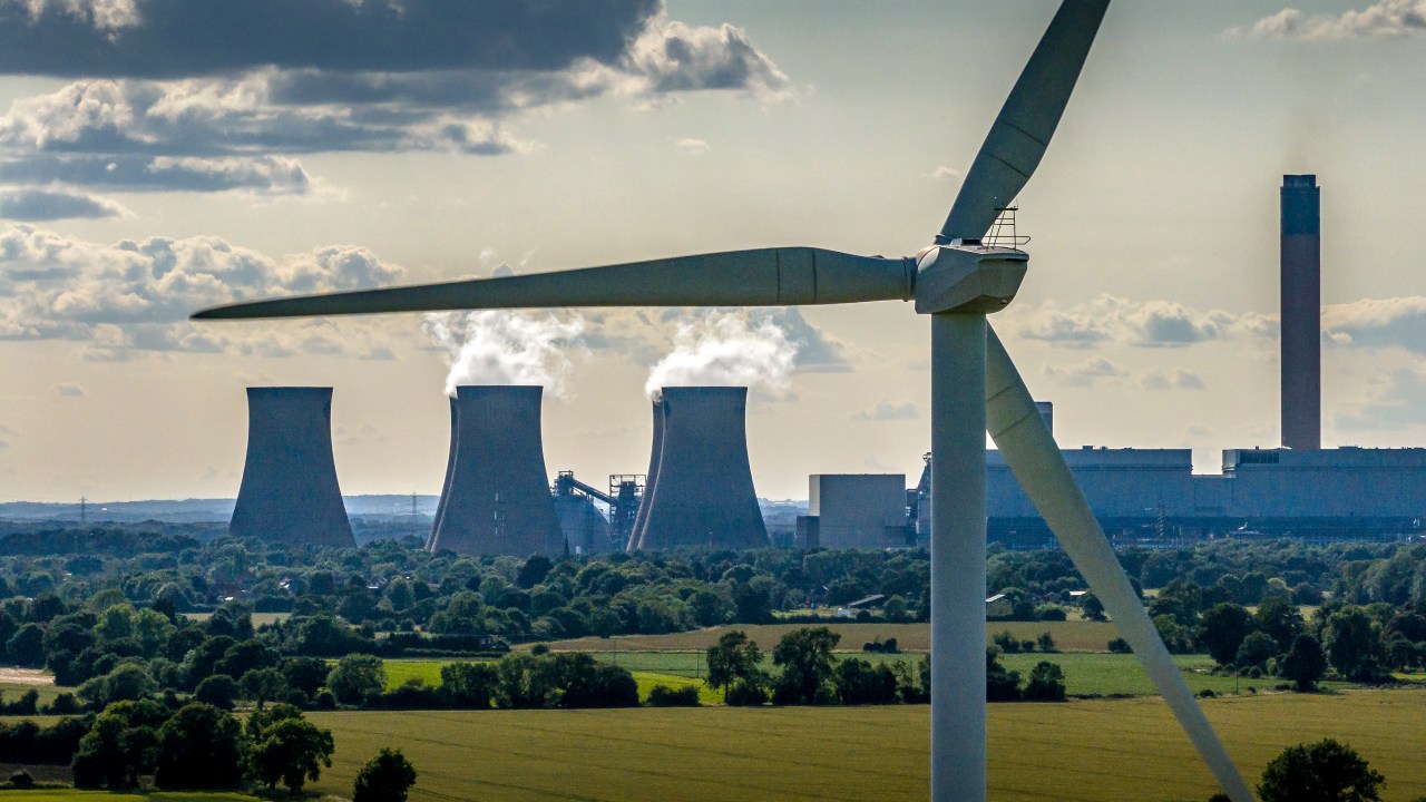 Usina de eletricidade em Elby, na Inglaterra: energia eólica e biomassa para reduzir emissões