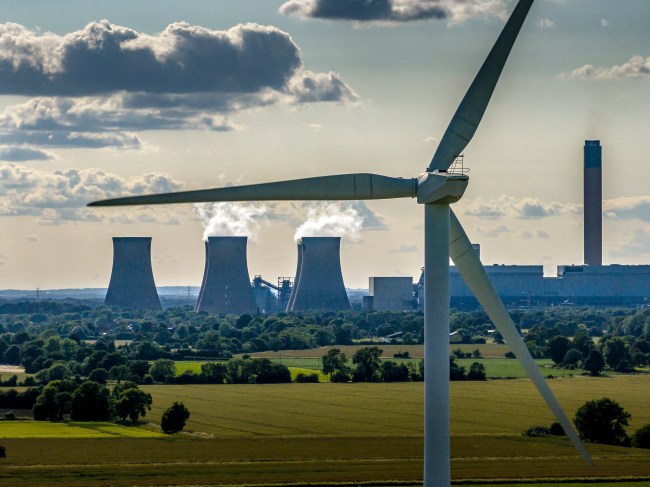 Usina de eletricidade em Elby, na Inglaterra: energia eólica e biomassa para reduzir emissões