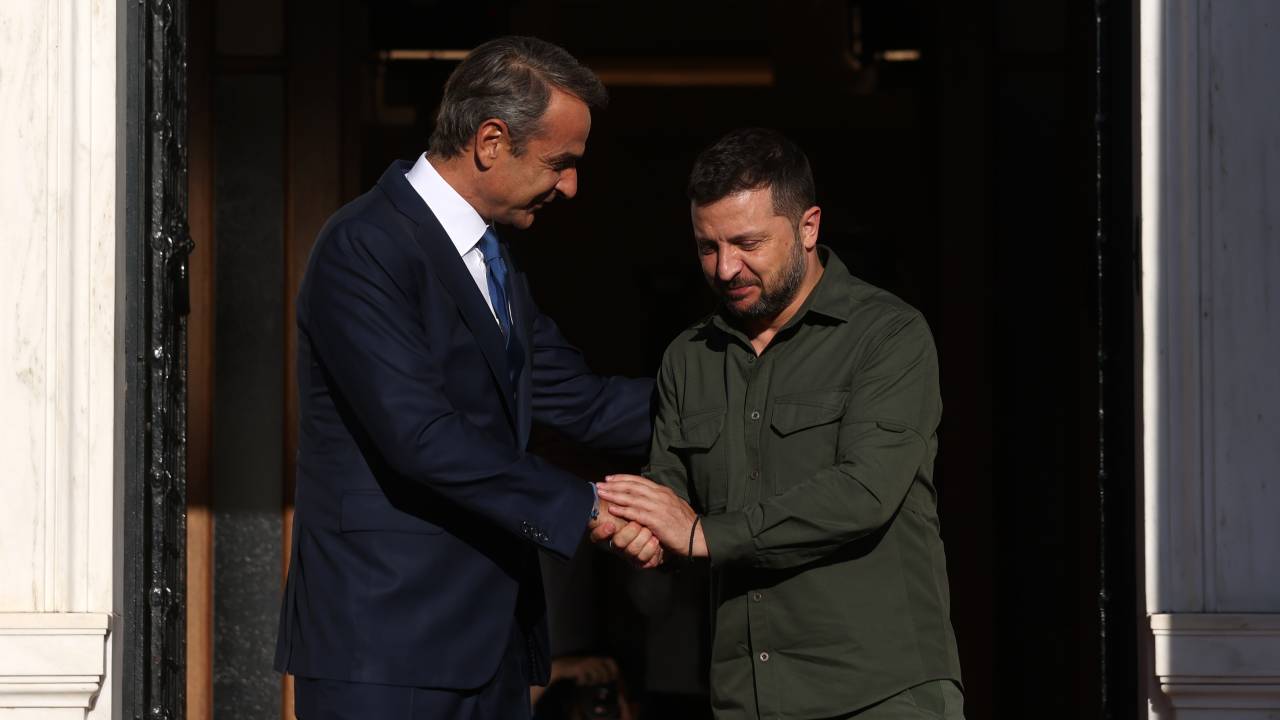 O presidente da Ucrânia, Volodymyr Zelensky (à dir.), e o primeiro-ministro da Grécia, Kyriakos Mitsotakis (à esq.). 12/08/2023