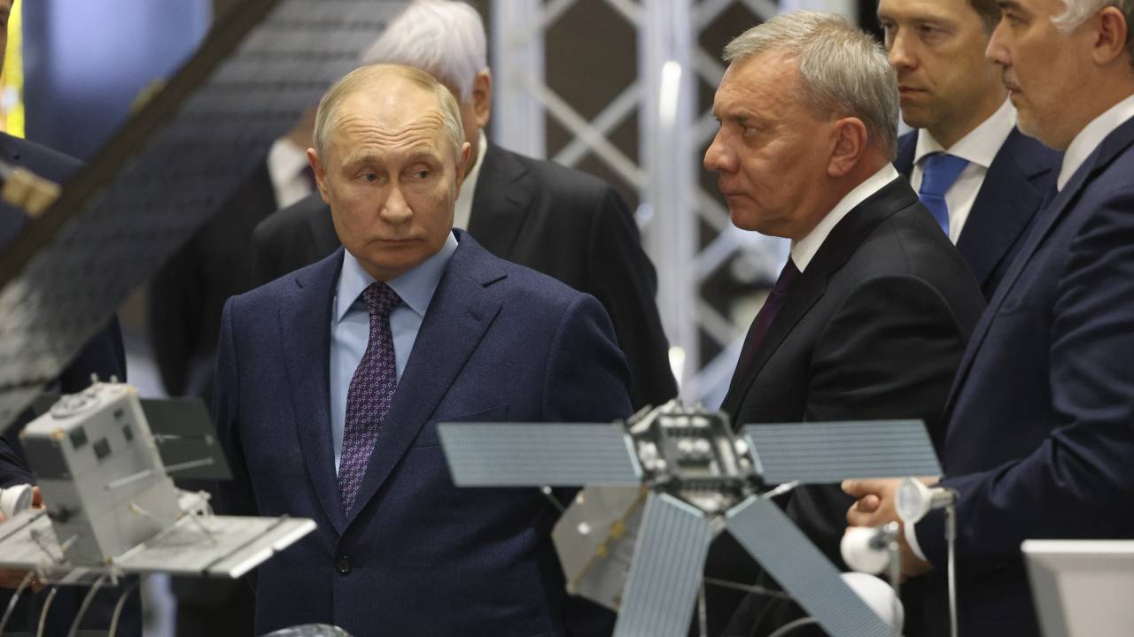 Presidente russo Vladimir Putin e o chefe da corporação espacial Roscosmos, Yuri Borisov, em Korolev, na Rússia. 26/10/2023