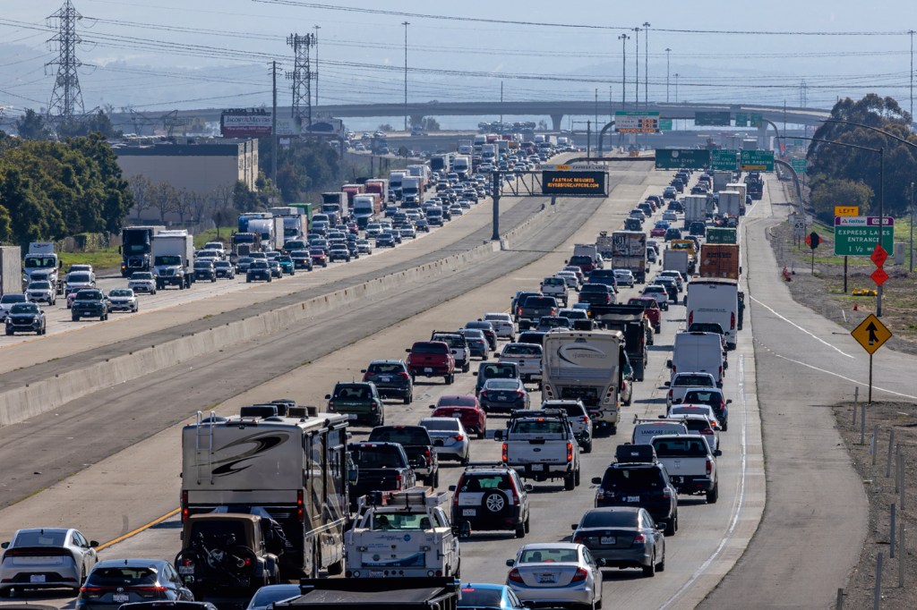 EMISSÕES - Trânsito pesado em Los Angeles: os carrões poluem muito mais