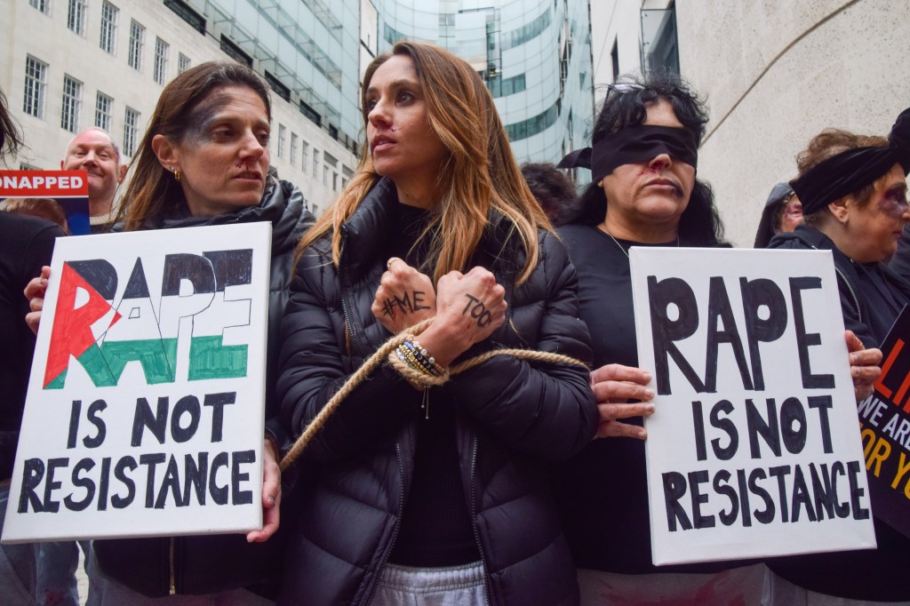 Manifestantes amarradas seguram cartazes com frase 'estupro não é resistência', durante protesto em Londres, no Reino Unido. 04/02/2024