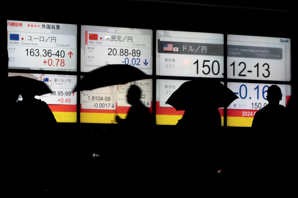 MIGRAÇÃO - Gráficos da bolsa de Tóquio: muito dinheiro da China foi para lá