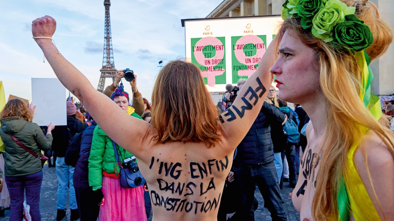 VITÓRIA - Celebração feminina da aprovação do aborto na França: agora na Constituição