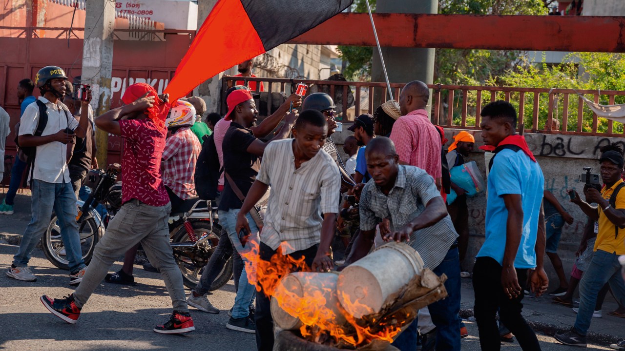 TUDO DOMINADO - Capital em chamas: bandos tocam o horror, atacando estações de polícia e até o palácio presidencial