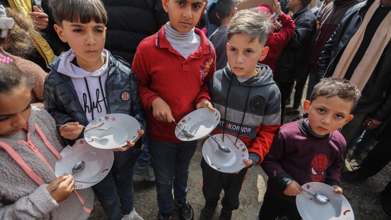 Crianças palestinas - Rafah - Faixa de Gaza - Israel - Hamas - fome - guerra
