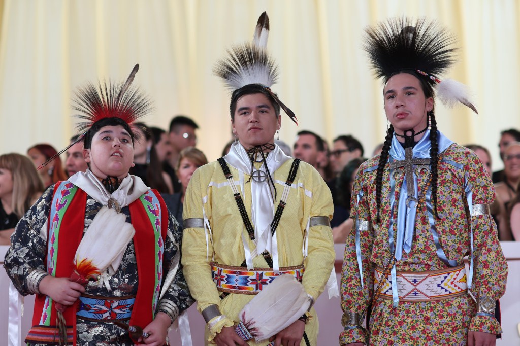 Membros da Comunidade Osage com vestimentas tradicionais