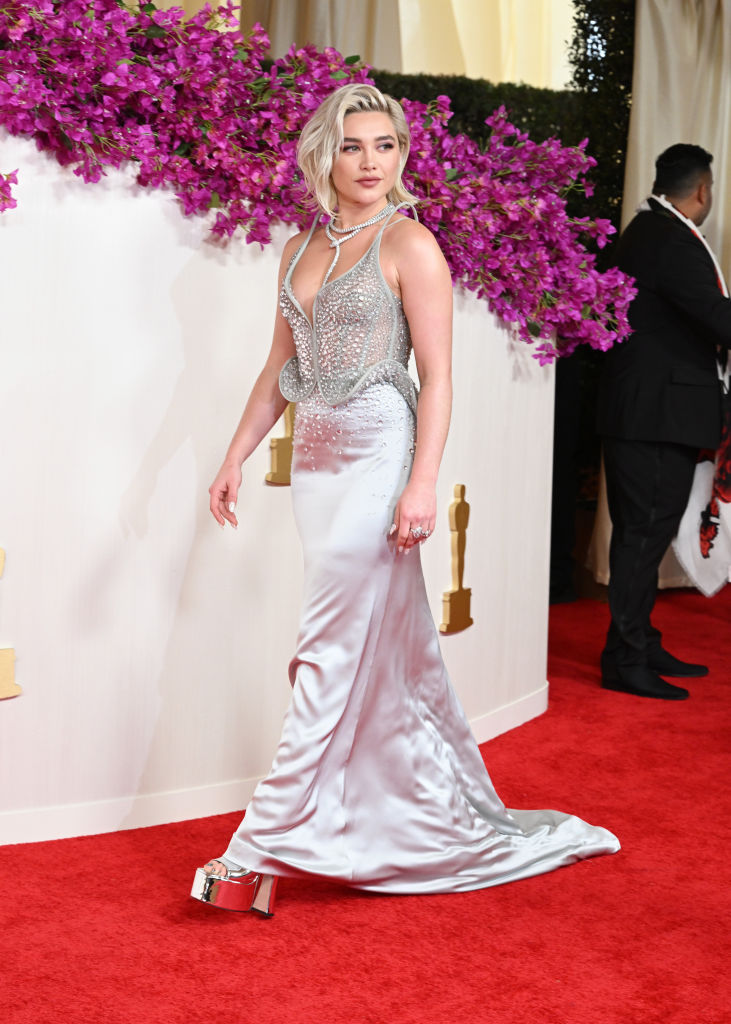 96th Annual Oscars – Arrivals Florence Pugh: corpete do vestido da Del Core é bordado com pedras transparentes que lembram gotas