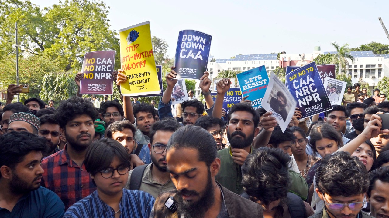 Alunos da Universidade Millia Islamia protestam contra Lei da Cidadania, em Nova Délhi, na Índia. 12/03/2024
