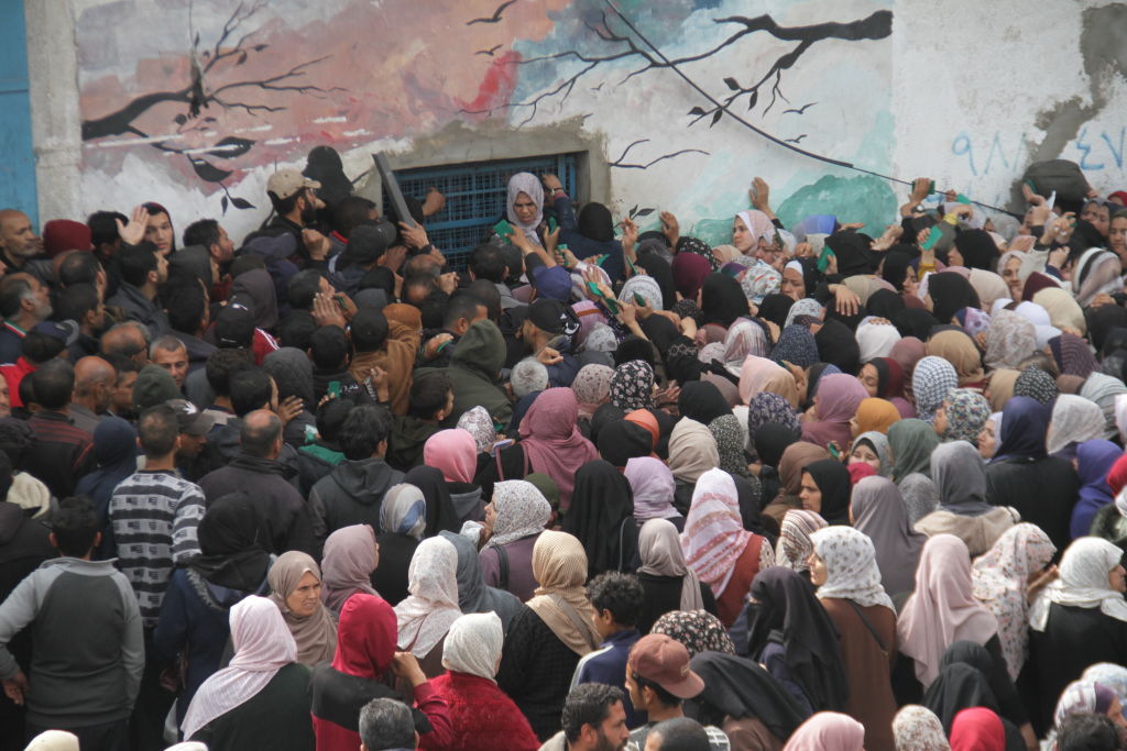 População de Gaza recebe mantimentos da Agência das Nações Unidas de Assistência aos Refugiados da Palestina no Próximo Oriente (UNRWA) -