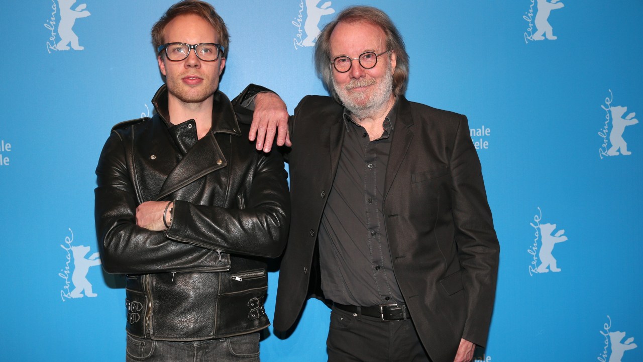Ludvig Andersson com o pai Benny Andersson, do Abba, durante o festival de cinema de Berlim, na Alemanha (10/02/2015)