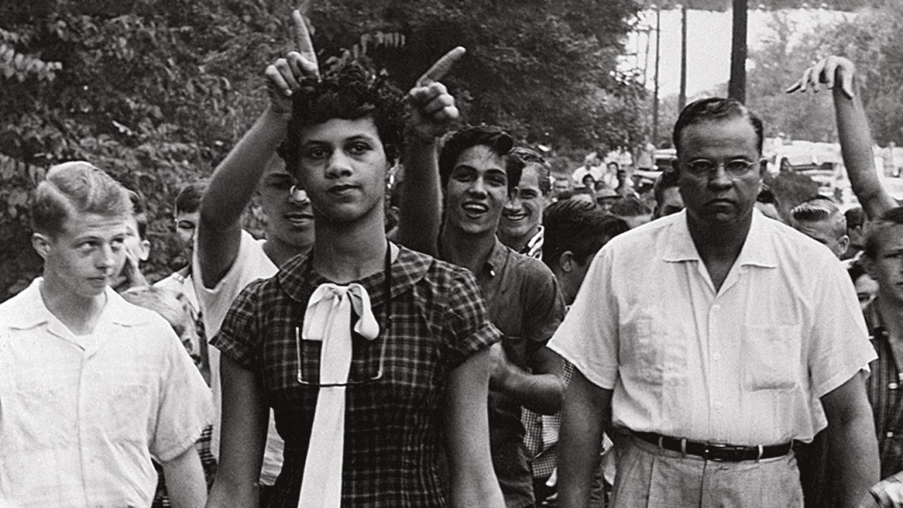 “AÇÃO AFIRMATIVA” - Dorothy Counts, de 15 anos, fotografada em 1957 chegando a um colégio de brancos sob vaias e humilhações: a origem da ideia é americana