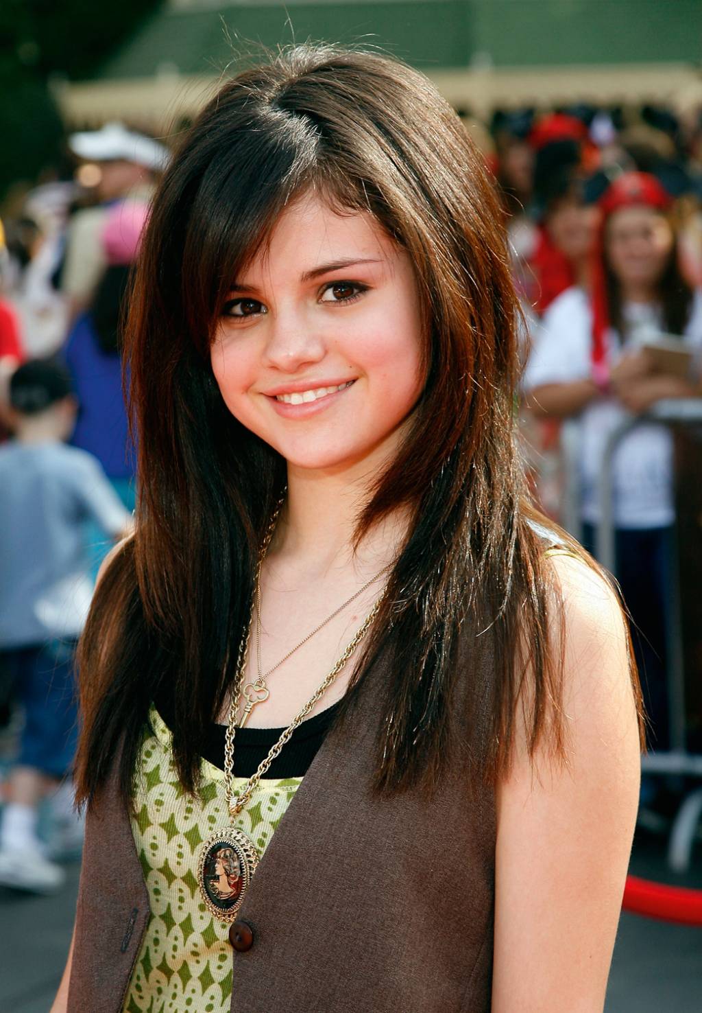 GettyImages-74198056.jpg AMEAÇA CONSTANTE - A cantora Selena Gomez, 31 anos hoje, tomou um susto ao saber que fotos suas do início de carreira, aos 14 anos (ao lado), haviam sido manipuladas por criminosos, que a desnudaram com IA. Ela preferiu se calar.