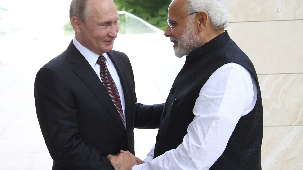 O presidente da Rússia, Vladimir Putin (à dir.), e o primeiro-ministro da Índia, Narendra Modi (à esq.). 21/05/2018