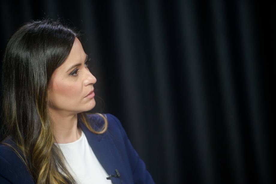 A jornalista e apresentadora, Marcela Rahal, no programa "Amarelas On Air", de Veja