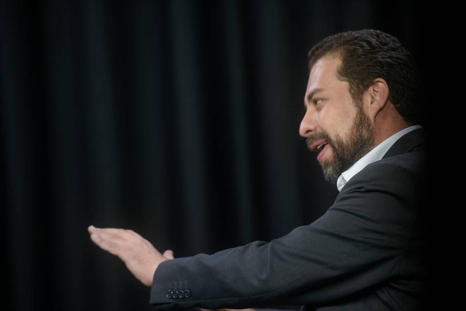 Entrevista com o deputado federal e pré-candidato à prefeitura de São Paulo, Guilherme Boulos, no programa "Amarelas On Air", de Veja