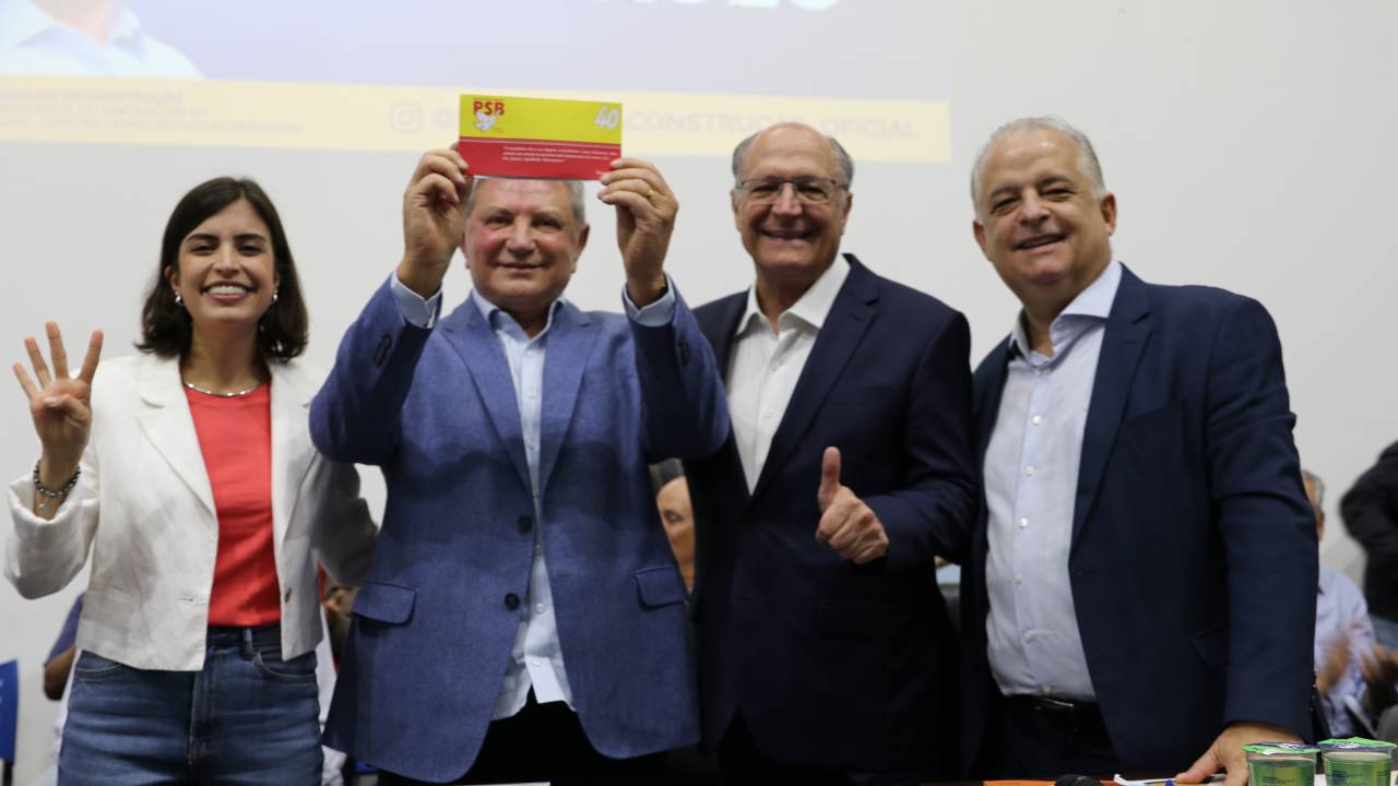 A deputada federal Tabata Amaral, o sindicalista Ramalho da Construção, o vice-presidente Geraldo Alckmin e o ministro do Empreendedorismo Márcio França nesta segunda-feira, 25
