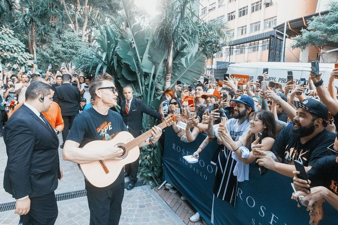 Mark Hoppus toca violão e canta para fãs na rua em São Paulo