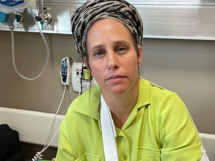 Michal Elon, enfermeira israelense, foi alvejada três vezes por um terrorista do Hamas durante os ataques a Israel em 7 de outubro. -