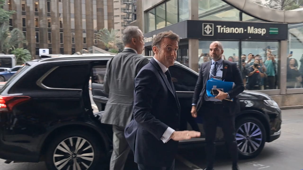 O presidente francês, Emmanuel Macron, chega a fórum econômico Brasil-França na Fiesp, na Avenida Paulista. 27/03/2024 -