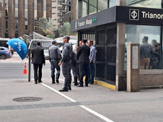 Trianon-Masp Fiesp Macron França Turma animada teve que ficar atrás do cercadinho da estação de metrô na Avenida Paulista, fechada pela polícia. 27/03/2024 -