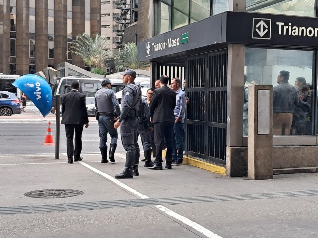 Turma animada teve que ficar atrás do cercadinho da estação de metrô na Avenida Paulista, fechada pela polícia. 27/03/2024 -