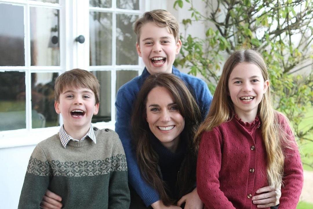 Família real divulga primeira foto de Kate Middleton após mais de dois meses