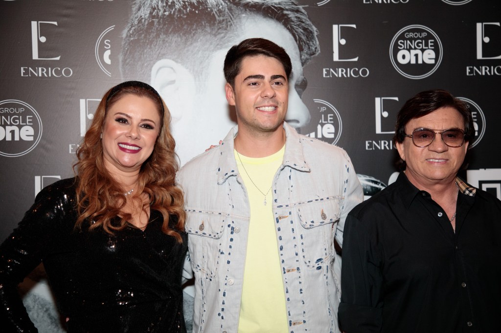 Enrico, com o pai de Chitãozinho e a mãe Márcia em seu primeiro show como cantor sertanejo