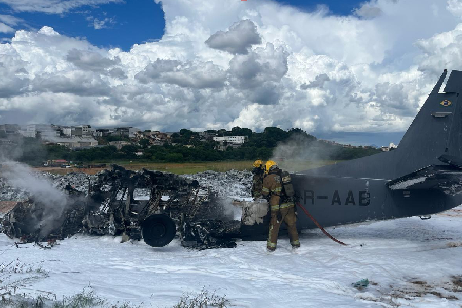 Bombeiros combatem incêndio de avião da Polícia Federal que caiu no Aeroporto da Pampulha, em Belo Horizonte, na tarde desta quarta-feira, 6
