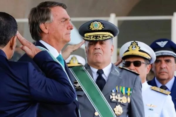 O presidente da República, Jair Bolsonaro participa das comemorações do Dia do Soldado, no Quartel-General do Exército, em Brasília, ao lado dos comandnates das Forças (da esq. para dir.), general Freire Gomes, almiurante Almir Garnier e brigadeiro Carlos Baptista Júnior