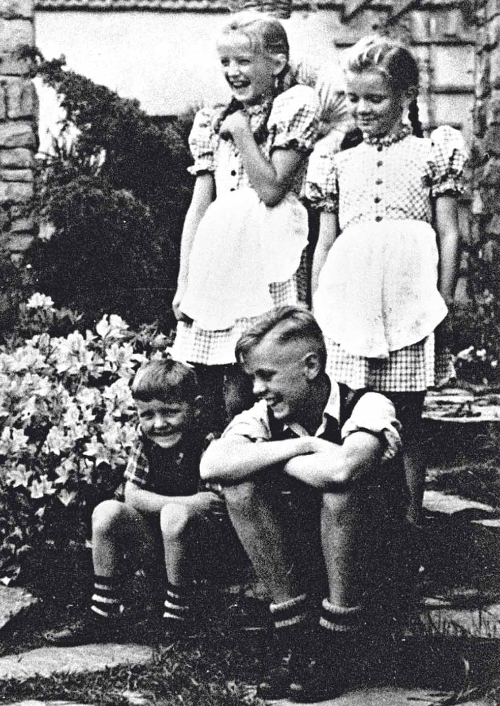 Brigitt Höess (à dir.) era a terceira de quatro filhos do líder nazista Rudolf Höess