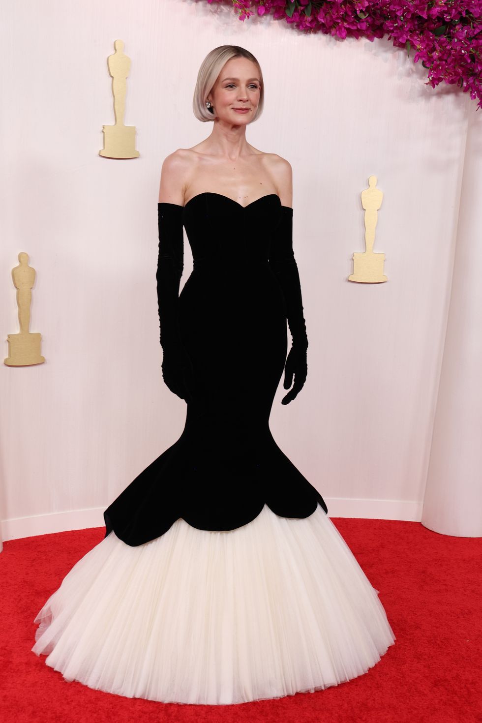 carey mulligan Carey Mulligan: Vestido preto com barra ampla branca da Balenciaga é totalmente inspirado no sereismo