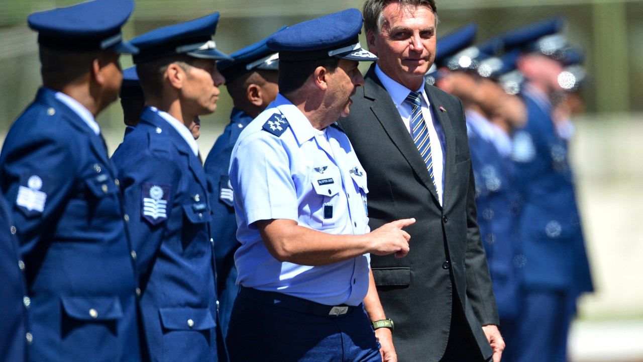 Jair Bolsonaro e o então comandante da Força Aérea Brasileira, Carlos de Almeida Baptista Júnior,durante cerimônia militar em abril de 2022