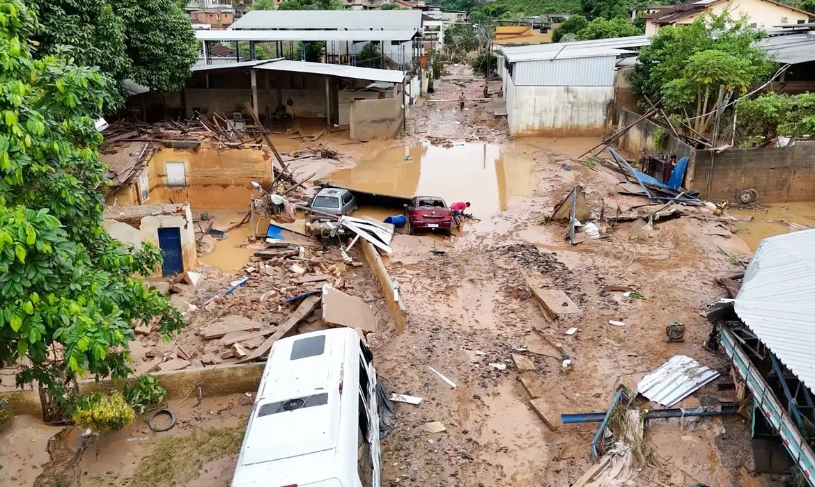 Devastação provocada pelo temporal em Mimoso do Sul: ao menos 17 mortos -