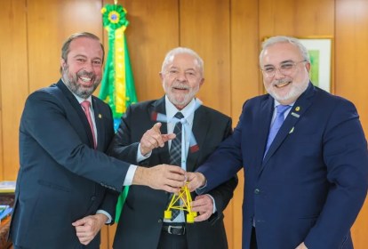 O ministro de Minas e Energia, Alexandre Silveira; o presidente Lula; e o presidente da Petrobras, Jean Paul Prates — Foto: Divulgação