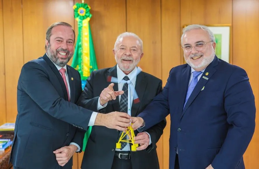 O presidente Luiz Inácio Lula da Silva discursa durante a sessão de promulgação da Proposta de Emenda à Constituição que instituiu a reforma tributária, no plenário da Câmara dos Deputados, em Brasília, no dia 20 de dezembro de 2023