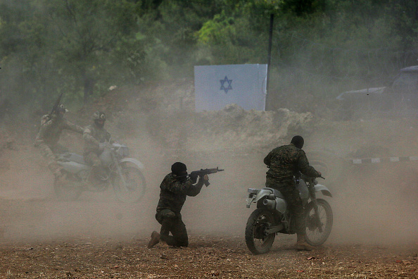 Soldados do Hezbollah durante treinamento militar contra Israel na cidade de Aramta, no sul do Líbano. 21/05/2023