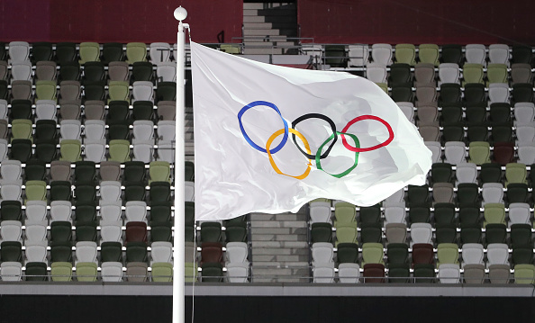 Bandeira com o símbolo dos Jogos Olímpicos estiada nos jogos de 2020 em Tóquio, no Japão.